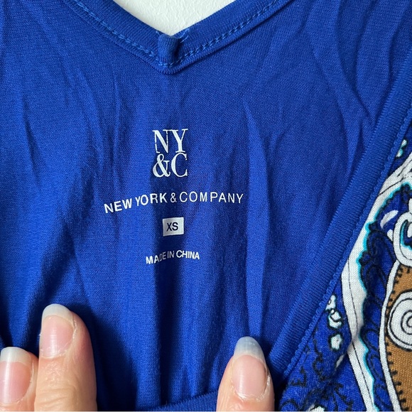New York & Company cold shoulder blue Paisley top size XS - Picture 4 of 5